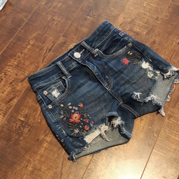 Flower embroided American Eagle shorts - Picture 1 of 4